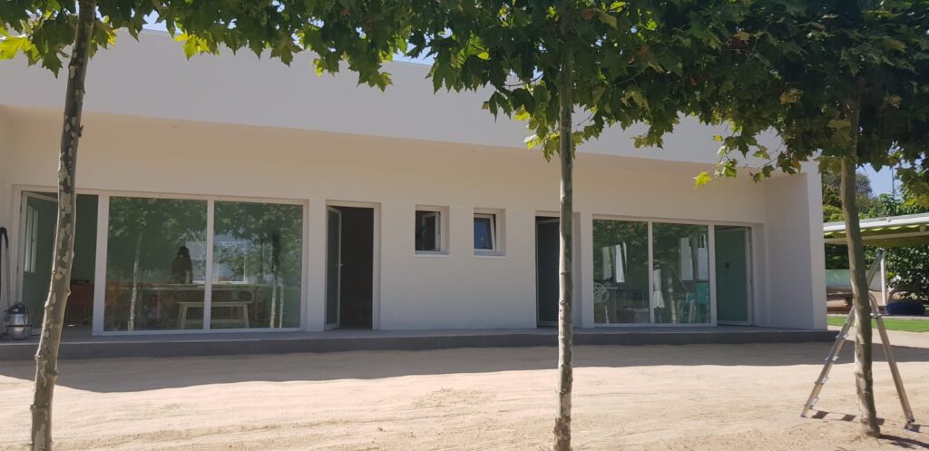 Mucho más que colegios prefabricados